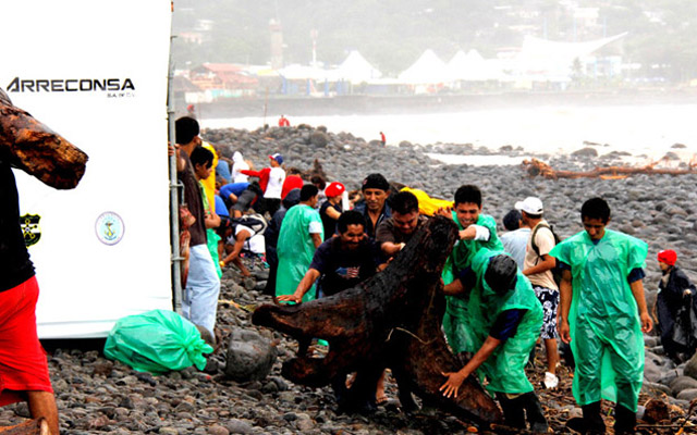 Everybody got together today to help La Libertad's community with a beach cleanup at Punta Roca. The ISA and the Event Organizer, Gray Line AVI Tours, have donated an initial amount of USD 1,000 to start a fundraiser that will go to many of the people in the Punta Roca area who have been most affected by the torrential rains and floods. Photo: ISA/Watts Everybody got together today to help La Libertad's community with a beach cleanup at Punta Roca. The ISA and the Event Organizer, Gray Line AVI Tours, have donated an initial amount of USD 1,000 to start a fundraiser that will go to many of the people in the Punta Roca area who have been most affected by the torrential rains and floods. Photo: ISA/Watts