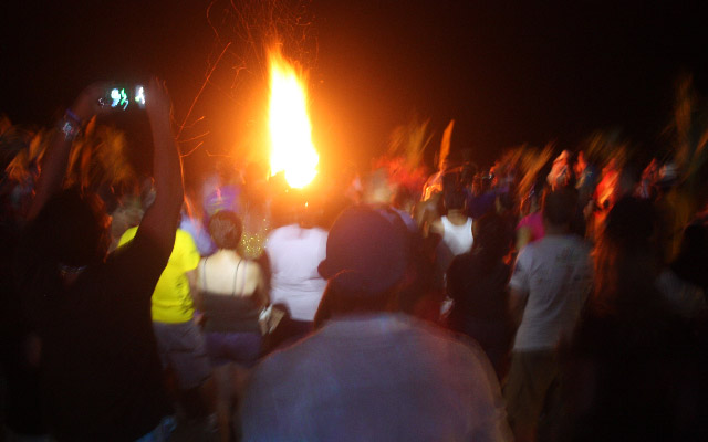 The Aloha Beach Party’s signature bonfire lasted until the end of the night. Photo: ISA/Quincho     