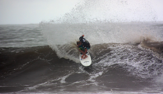 Sean Mattison (USA) put on a great display of power surfing to win his Masters heat and make it through to the next round. Photo: ISA/Quincho Sean Mattison (USA) put on a great display of power surfing to win his Masters heat and make it through to the next round. Photo: ISA/Quincho